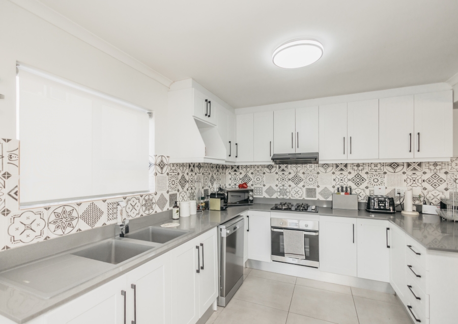 3 Bedroom Property for Sale in Avalon Estate Western Cape